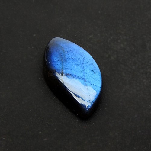 LOVELY LEAF SHAPE 29.85 CARAT PEACOCK SHADE LABRADORITE GEMSTONE - Picture 6 of 6