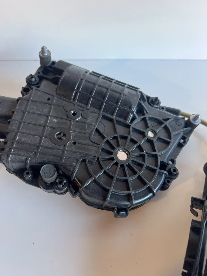 BMW 528i 2015 conjunto de pestillo de puerta trasera izquierda, usado Foto 3 de 4