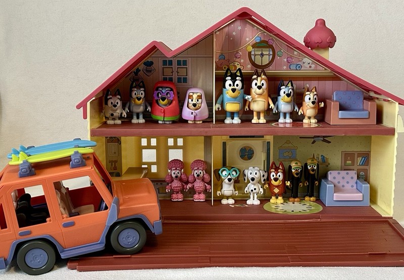 Disney Jr. BLUEY FAMILY HOUSE Pack & Go Playset w/ Lots of Figures & Furniture