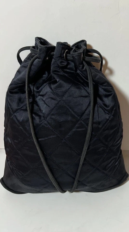 AUTÉNTICO BOLSO CHANEL, vintage, acolchado con diamante, seda, gamuza, cuero con cordón.   Foto 4 de 4