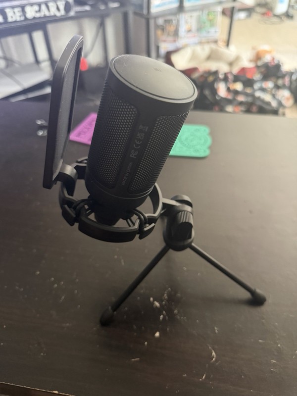Fifine Ampligame A6V usb condenser microphone with RGB