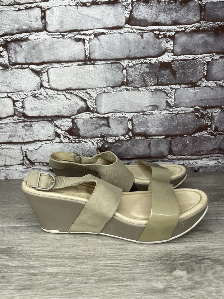 Sandalias de cuña TSUBO de charol suave topo con correa en el tobillo para mujer 8,5 M EE. UU./39,5 UE Foto 3 de 4