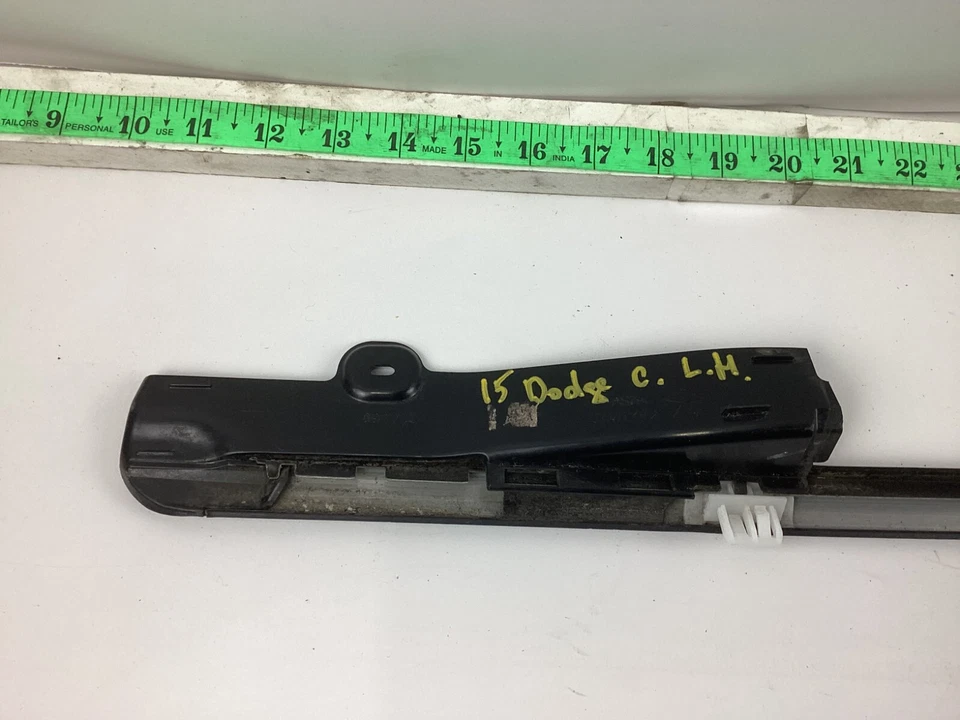 Dodge Grand Caravan 2010-2015 puerta corredera trasera izquierda ventana moldura OEM. Foto 4 de 4