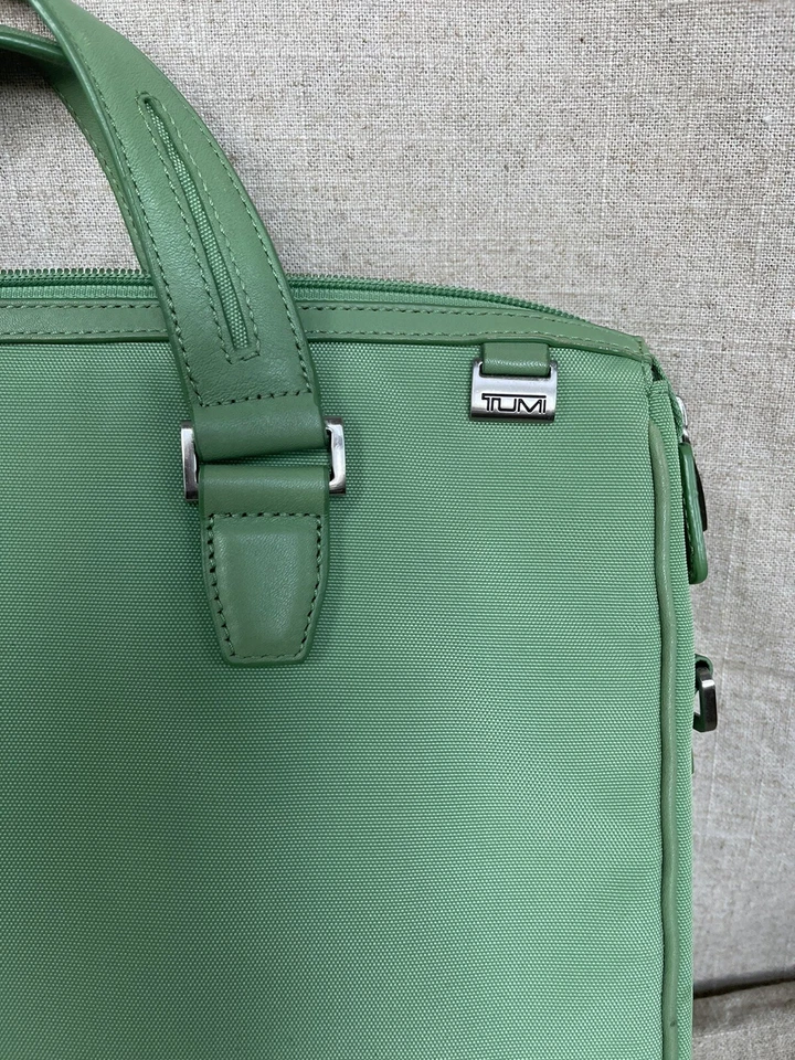 Maletín Tumi verde brillante de nailon/cuero con correa para el hombro desmontable Foto 2 de 4