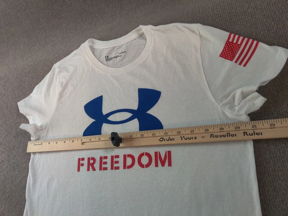 Camiseta Under Armour Freedom MFO Flag blanca grande suelta manga corta para mujer Foto 2 de 4