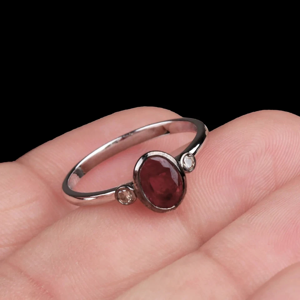 Elegante anillo de tres piedras de moissanita blanca y rubí simulado en platino macizo 950 Foto 2 de 4