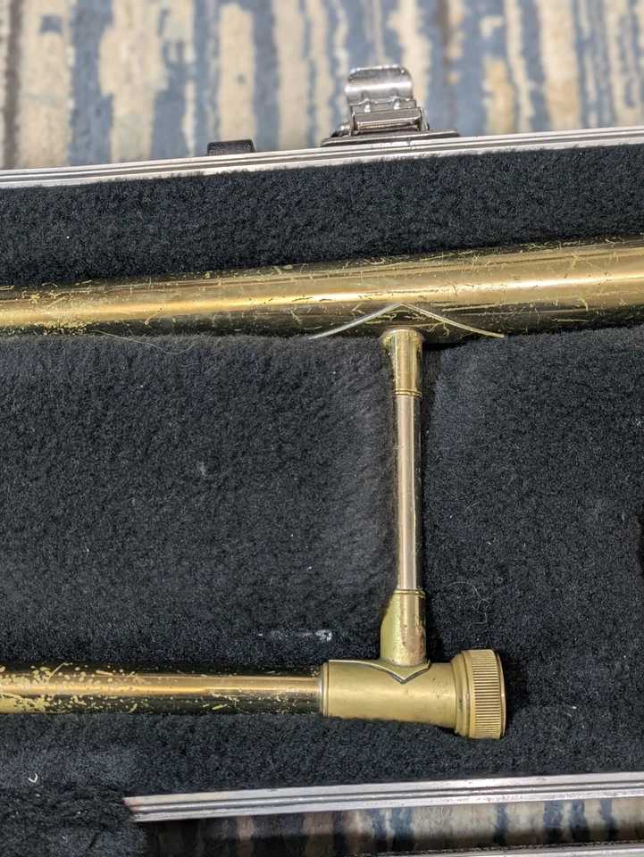 Винтажный тромбон Bach в жестком футляре Yamaha — находка для недвижимости — музыкальный инструмент  - Изображение 3 из 4