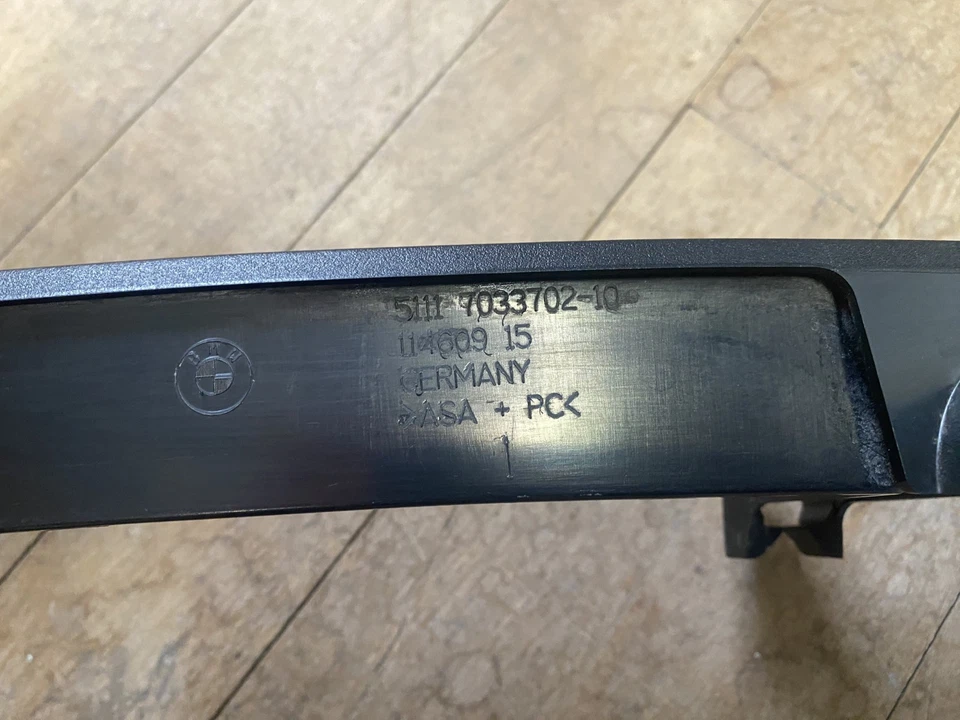 Parrilla central inferior BMW 2004-2007 sin M5 OEM 5 Series E60 E61 NOS 51117049244 Foto 3 de 4