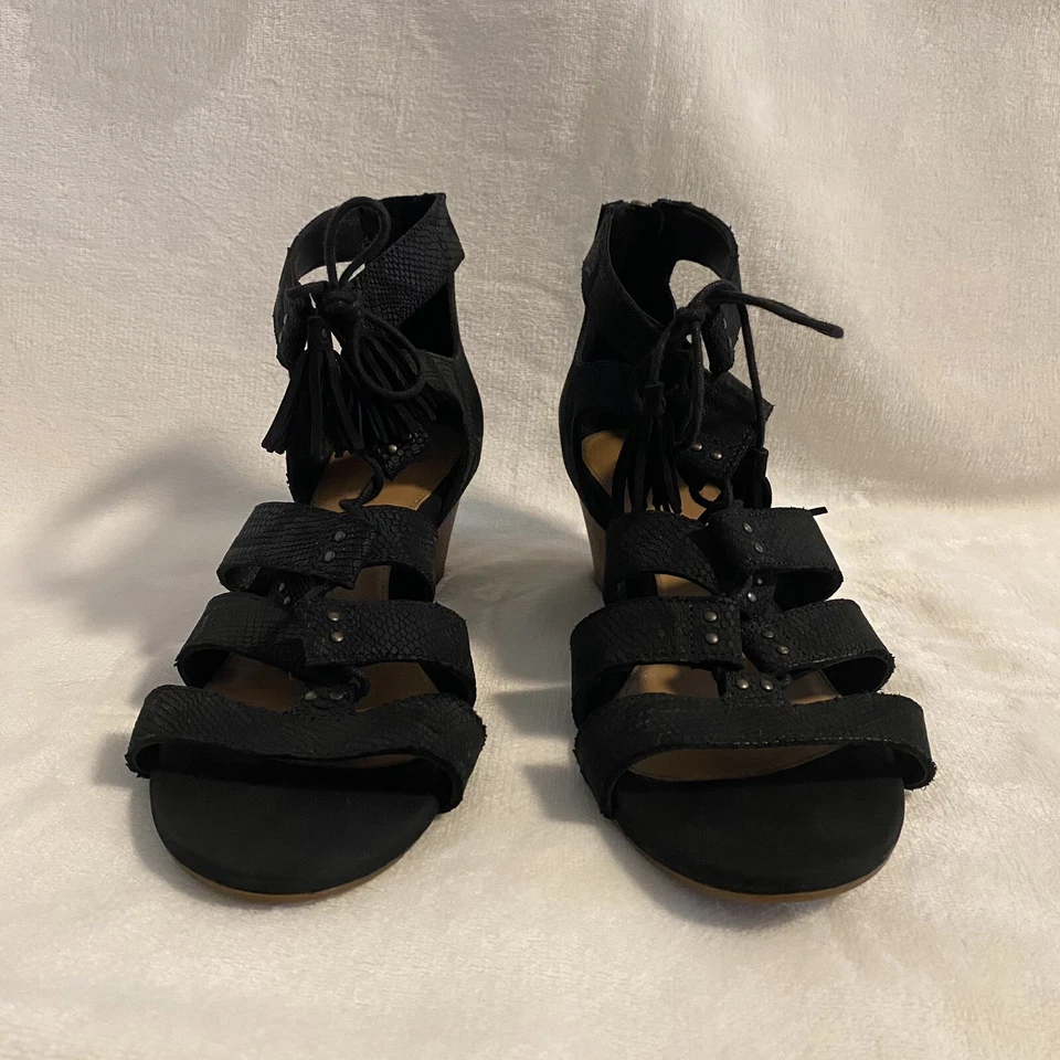 女士 UGG Yasmin 蛇纹浮雕皮革角斗士系带堆叠楔形黑色 9 — 第 2/4 张图片