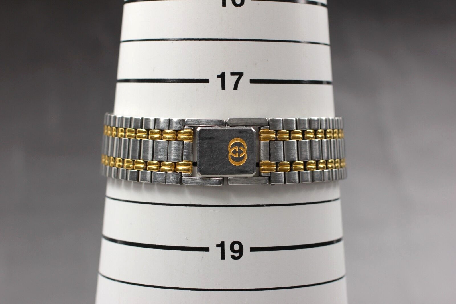 【NEAR MINT】 Gucci 9000M Gold Dial Silver Quartz Men's Vintage Watch From JAPAN thumbnail 8