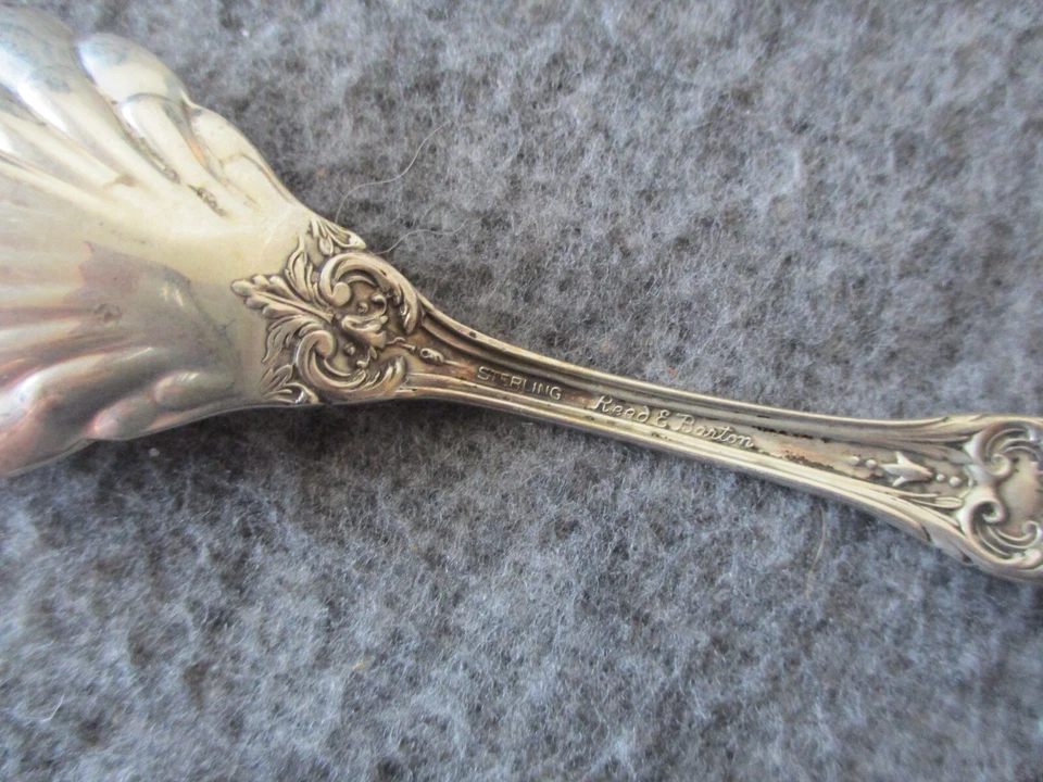 CUCHILLO DE MANTEQUILLA/CUCHARA DE AZÚCAR PLATA ESTERLINA REED & BARTON BORGOÑA 3 piezas - 171 g Foto 3 de 4