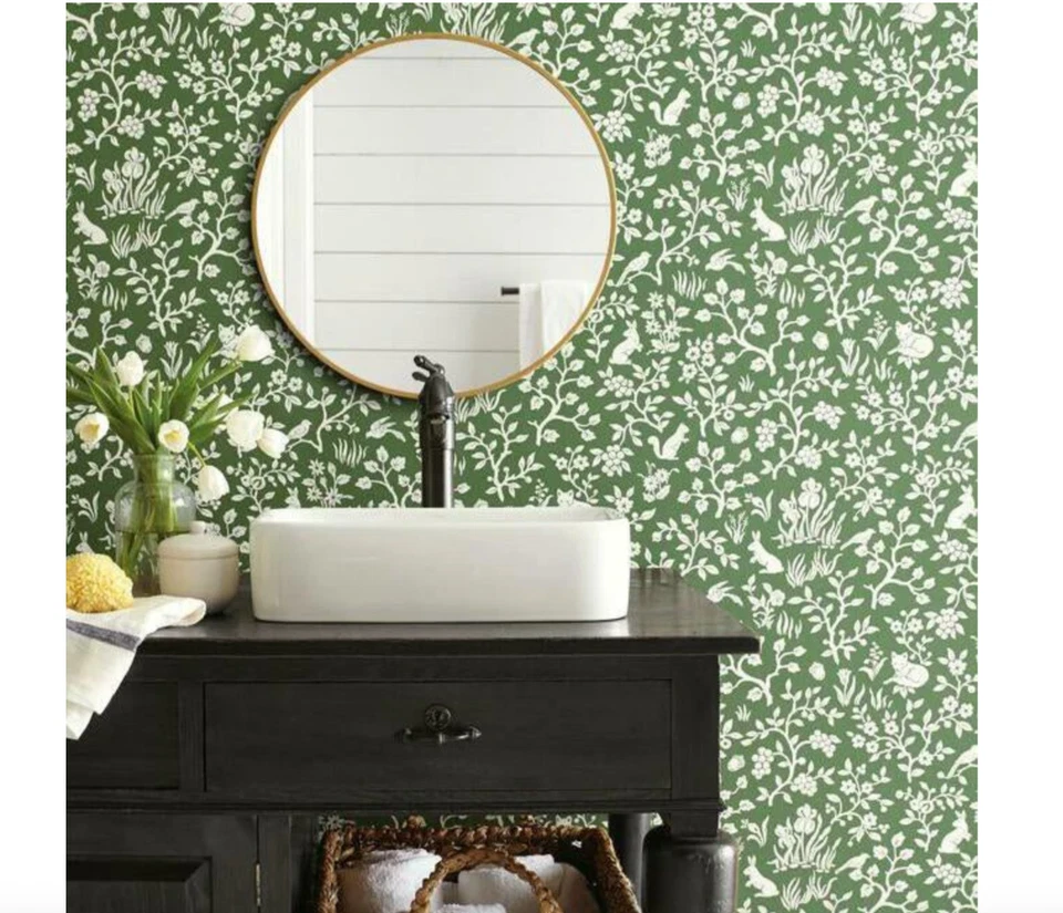 Papel de parede Fox and Hare on Green por Magnolia Home Joanna Gaines, parafuso de 56 pés quadrados. - Imagem 2 de 3