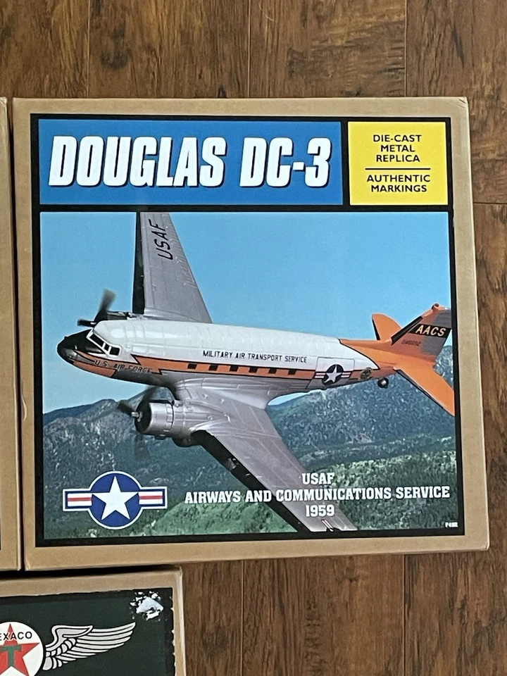 Lote de aviones Douglas DC3 Die Cast Metal Modelo 3 1944 RAF 1959 USAF Texaco Wings Nuevo en caja Foto 3 de 4