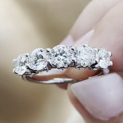 4,35 ct Moissanit-Verlobungsring mit fünf Steinen rundem Schliff in 14 Karat Weißgold plattiert