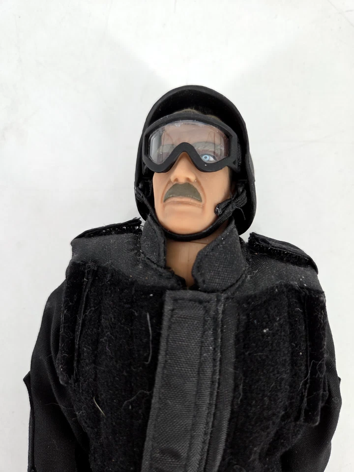 Ropa y botas negras vintage 1998 21st Century GI Joe 11" pelo gris ojos azules Foto 2 de 3