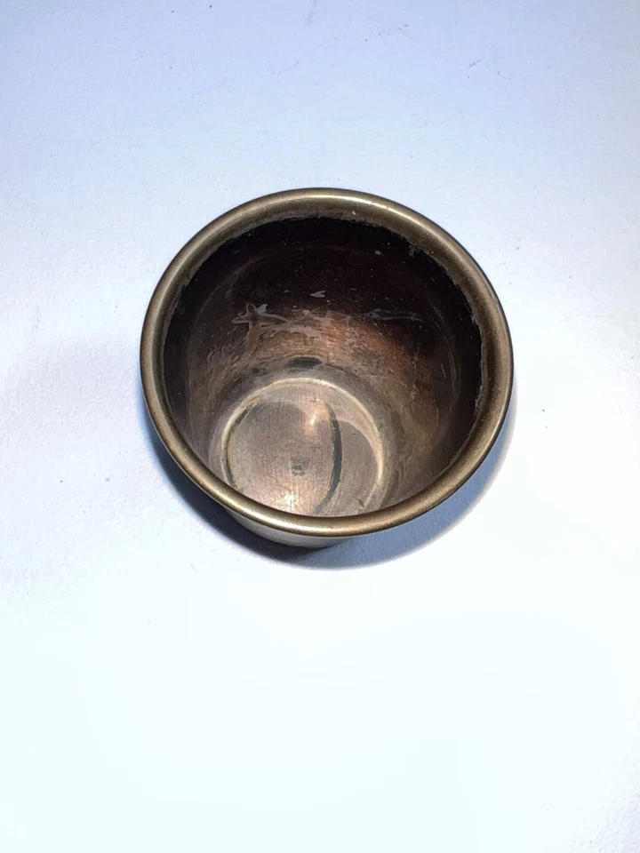 Antigua taza de vidrio de latón original antigua hecha a mano grabada 2,15" x 1,9" W Foto 4 de 4