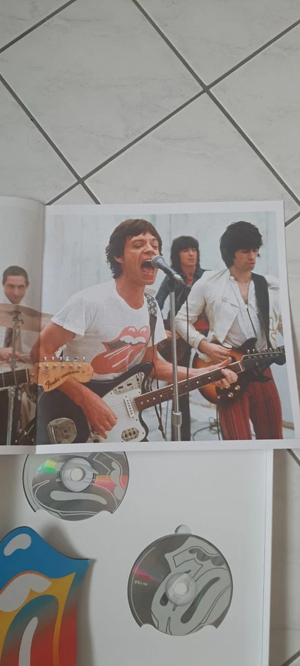 The Rolling Stones "Forty Licks" 2-CD - Box + Bildband + Mousepad (Zungenform) - Bild 3 von 4