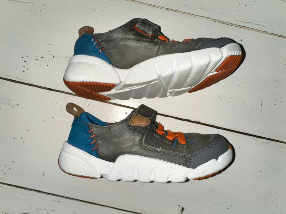 Zapatillas deportivas Clarks de cuero gris claro de 9,5 anchas para niños pequeños Foto 4 de 4