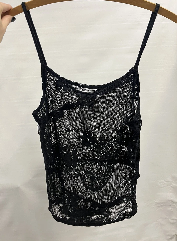Top grande con correa de espagueti de encaje negro BAZAR DE CHRISTIAN LACROIX hecho en Italia   Foto 2 de 4