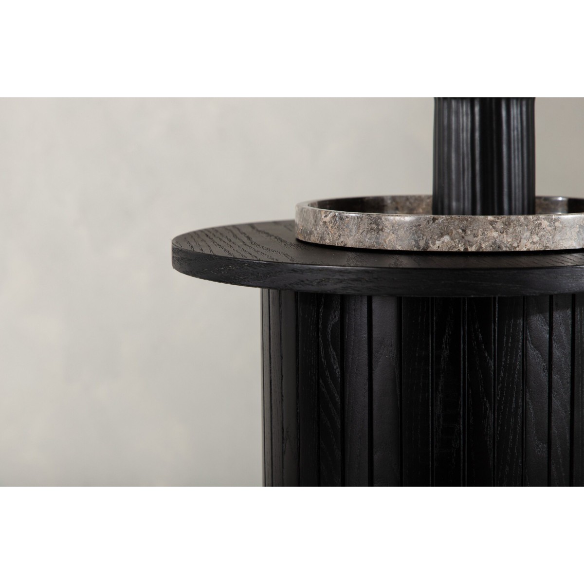 Table d'Appoint Noire 65cm Bianca au Design Nervuré Bout de Canapé Moderne