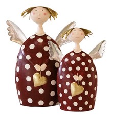 dekorativer Engel Lotta in weinrot mit goldenem Herzchen und silbernen Flügeln 