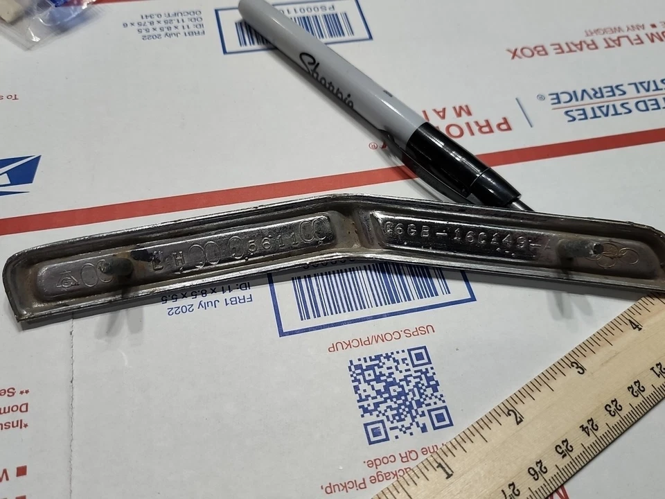 Fabricante de equipos originales Mercury Comet 202 y Voyager 1966 guardabarros lateral derecho emblema moldura C6 GB-16C149-A Foto 4 de 4