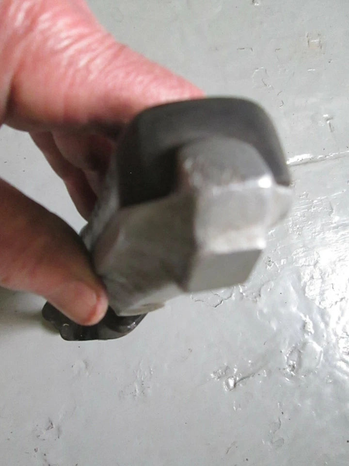 Clavija de paso delantera izquierda Kawasaki GPZ550 / GPZ750 / GPZ1100, 34028-1058 Foto 3 de 4