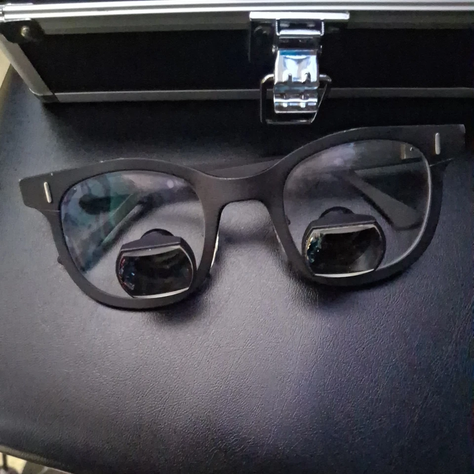 Diseños De Colección para Telescopios Quirúrgicos de Visión Lupas Gafas con Estuche Raro Dental MD - Imagen 3 de 4