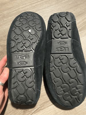 UGG NWOT Ascot Slippers, Black, Mens Size 7/ Womens Size 8.5  display picture 3