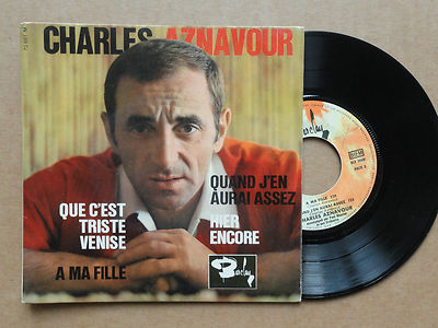  SCHALLPLATTE 45T MIT ZUNGE VON CHARLES AZNAVOUR '' QUE C'EST TRISTE VENEDIG '' 
