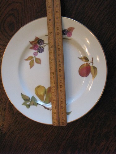 Evesham Gold Lunch Plate Fine Porcelain Royal Worcester Fruit Gold Trim 8 1/4" - Picture 2 of 4