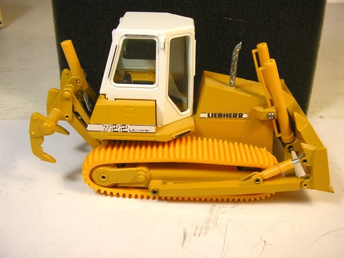 CONRAD #2803 Liebherr PR722 Litronic 1:50 Crawler Tractor for Lionel/MTH O scale - Picture 5 of 10