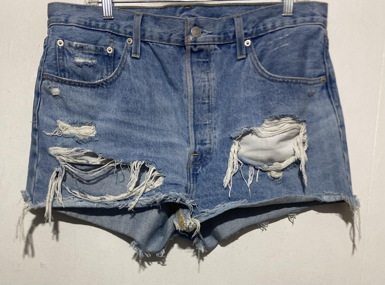 Levi's 501 Premium Denim Shorts Womens 33 Fits 34 Blue Distressed Cutoff Raw Hem thumbnail 2
