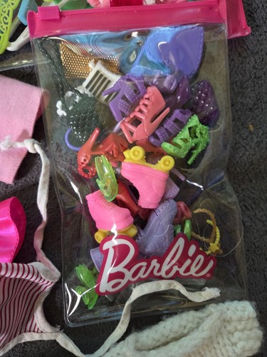 Lote de muñecas y ropa Barbie vintage de los años 80 y 90 a los modernos rockeros más - Imagen 12 de 12