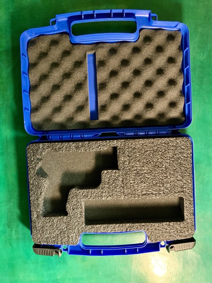 Estuche rígido para pistola Sig Sauer azul con cuadrados de espuma extraíbles para ajuste de tamaño Foto 3 de 4