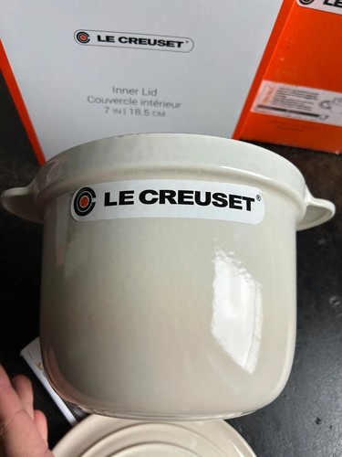Olla de arroz diario Le Creuset 20 cm 2,8 L / 3 cuartos de galón esmalte merengue hierro fundido Francia nueva con etiquetas - Imagen 8 de 11