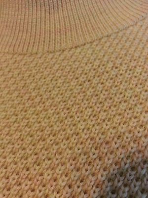 Pull Vintage Valentino Miss V – Taille S – Vert Et Rose Moucheté, Texture Gaufrée – Occasion Très Bon état