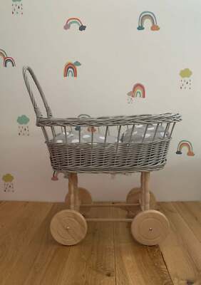 GRAU einfacher Weidenpuppenwagen. Handgefertigt und biologisch.