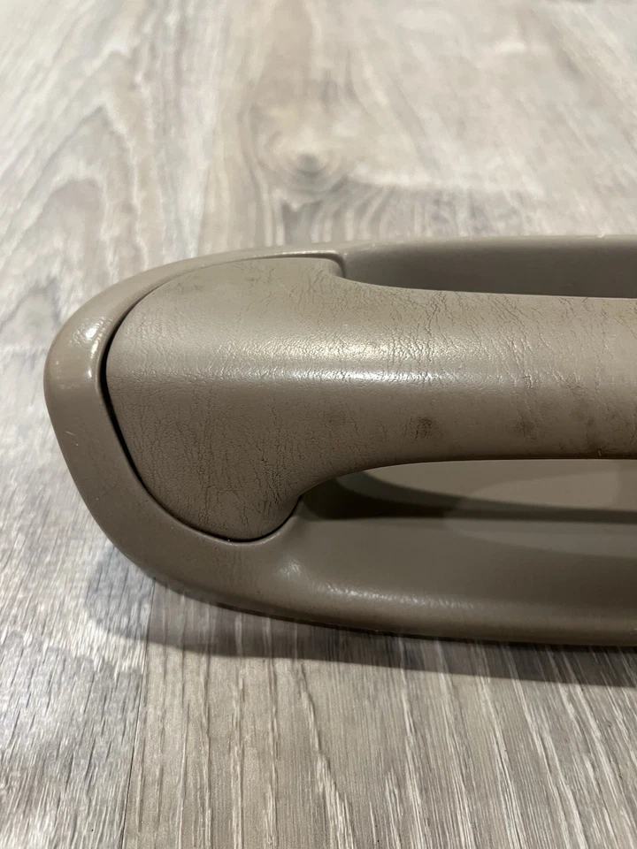 Manija de la puerta delantera derecha del pasajero Toyota Tundra 2002-2006 color tostado Foto 2 de 4