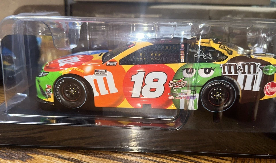 KYLE BUSCH 2021 DARLINGTON M&M'S 80 ANIVERSARIO RETROCESO 1/24 ELITE  Foto 4 de 4