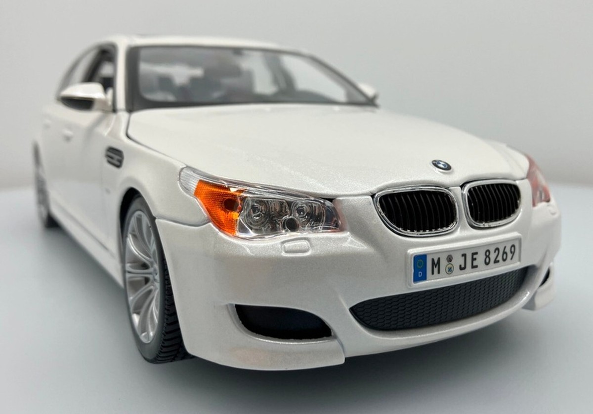 Maisto 1:18 Pearl White BMW M5 E60 Kids Model Diecast Toy Car 