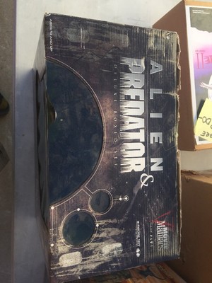 McFarlane Toys Alien Vs Predator Deluxe Box Set (BOX HAS SHELF