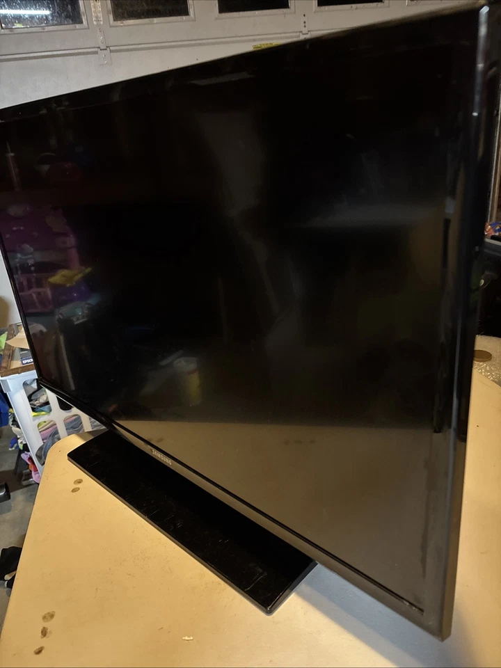 Samsung UN32EH4003 32-inch 720p LED HDTV.  ( Tv Only No Power Cord)  - Image 3 of 4