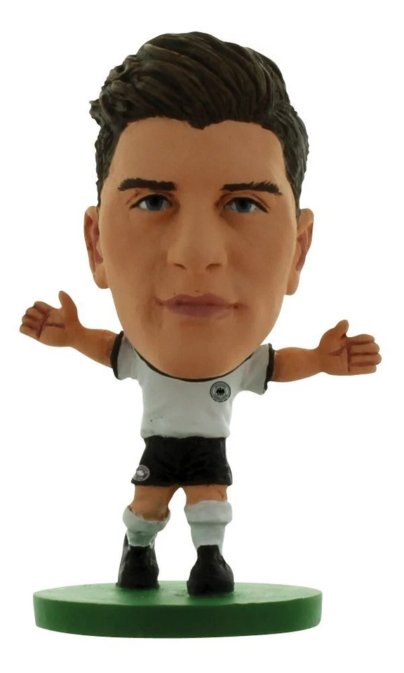 SoccerStarz SOC589 - Deutsch Nationalmannschaft Mario Gomez, Heimtrikot