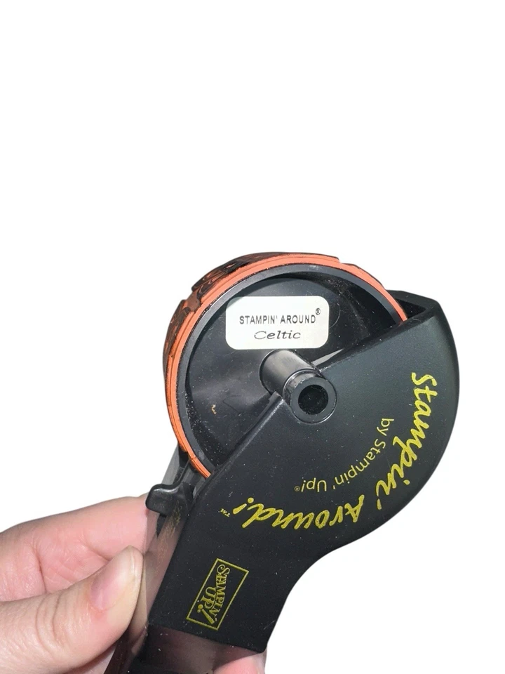 Estampación retirada alrededor de rueda celta con mango y tinta Foto 4 de 4