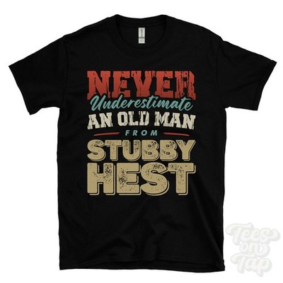 T-SHIRT UNTERSCHÄTZE NIEMALS EINEN ALTEN MANN AUS STUBBY HEST lustig Weihnachtsgeschenk Penrith