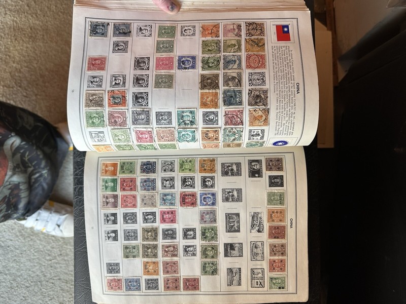 Stamp collection Statesman Deluxe Album 1000+ Stamps Around The World