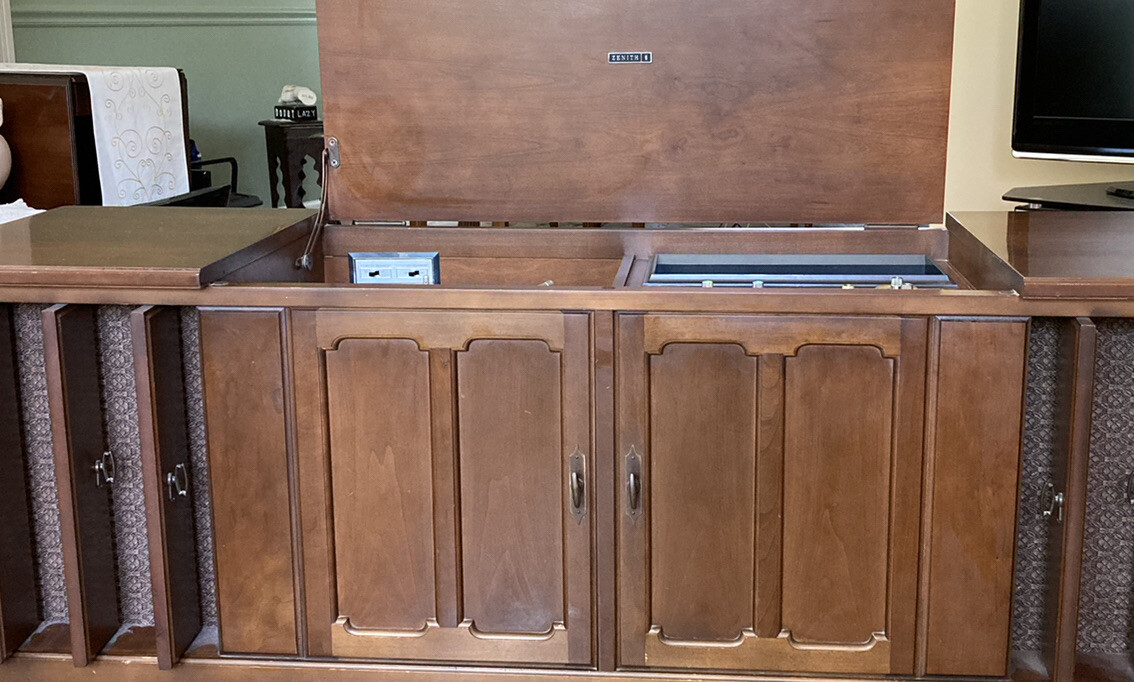Zenith Mid century Modern stereo console with turntable and AM/FM radio