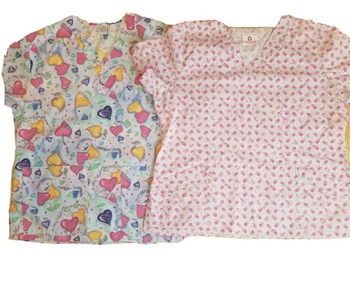 🌷Lot Of 2, Womens XS Scrub Tops, hearts & Geometric patterns, pink - Picture 6 of 6
