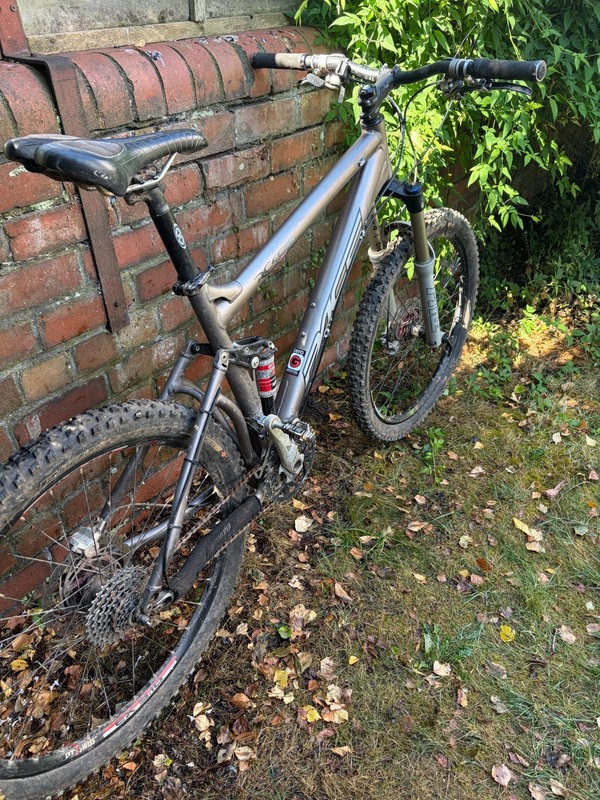 Pace rc405 freefloater mountain bike.